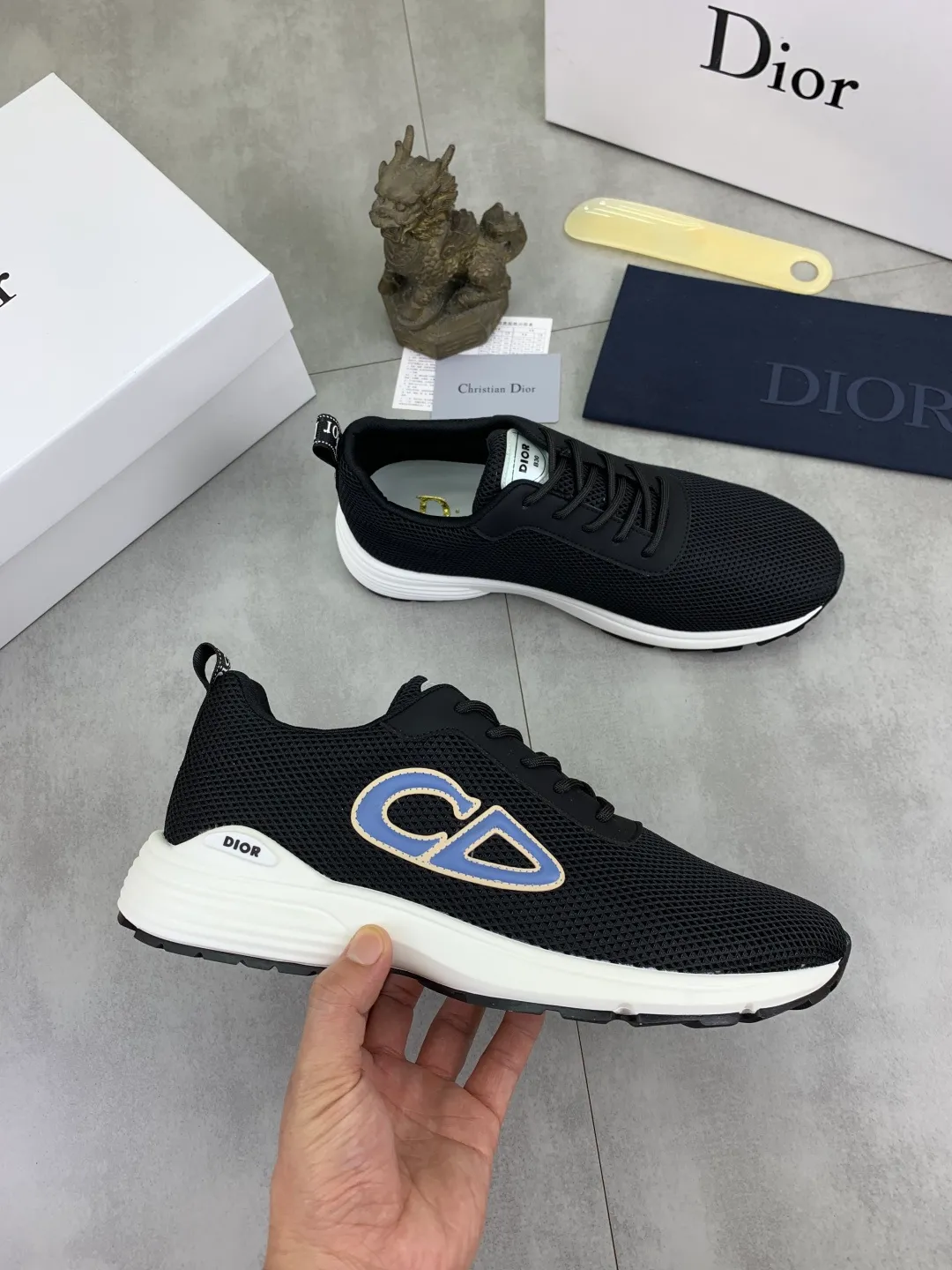 Men's Men's Shoes 💰P420 New Dior Chrono Fly Knit Shoes 2025 New B30 Series, in white and black fly knit series. Both sides are decorated with computer-printed CD logo, star patch on the tongue and Dior logo on the heel. Many details highlight the style. The interior is matched with the original color matching mesh, and the interior of the body is supported by low-temperature shaping sheets, and is filled with light feather cotton to keep the interior full and soft against the feet. The exclusive open-molded outsole adopts a one-piece molding process, so there is no need to worry about problems such as the opening and falling of sole decorative accessories. It is light and comfortable to wear, yet strong and wear-resistant. The two-color shoelaces are accessorized with exquisite metal five-pointed star pendants, creating a high-end, trendy and casual look at all times. Color: white black gray blue code number: 38-44